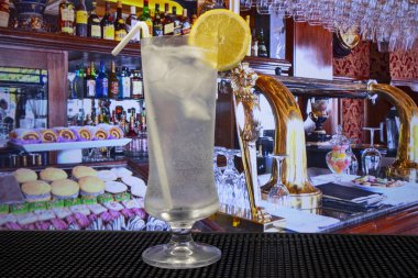 Tom Collins kokteyl bardağı taşıran damla ve decoreted dilim limon ile highball cam