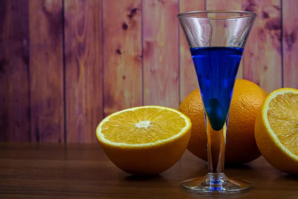 Liquore Blu Curacao Bicchierino Con Arancia — Foto Stock
