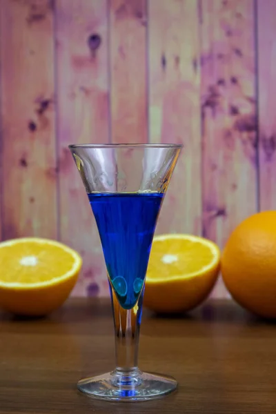 Liquore Blu Curacao Bicchierino Con Arancia — Foto Stock