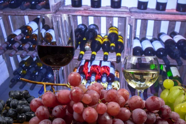 Vino Tinto Blanco Copas Con Uvas — Foto de Stock