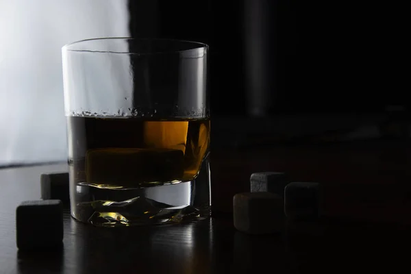 Whisky Ancienne Verre Avec Des Pierres Pour Rafraîchir Les Boissons — Photo