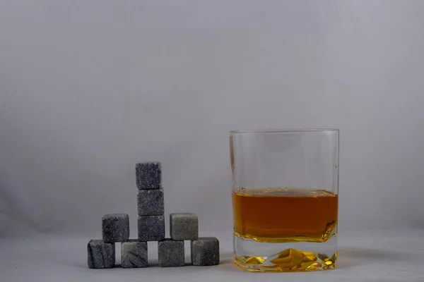 Whisky Ancienne Verre Avec Des Pierres Pour Rafraîchir Les Boissons — Photo