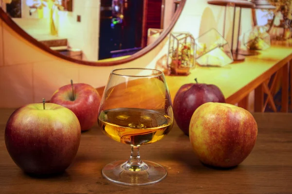 Calvados Schnapsglas Und Apfel — Stockfoto