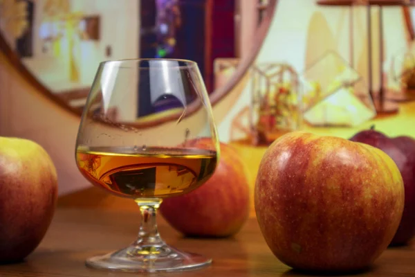 Calvados Schnapsglas Und Apfel — Stockfoto