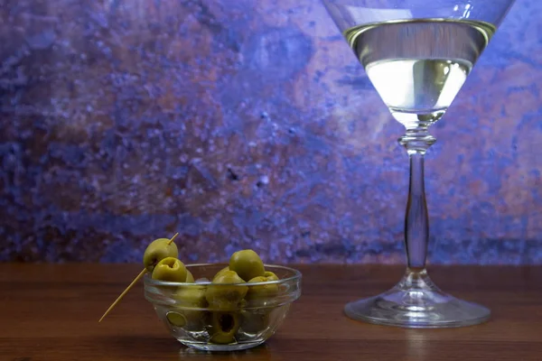 Witte Vermouth Een Martiniglas Met Olijven — Stockfoto
