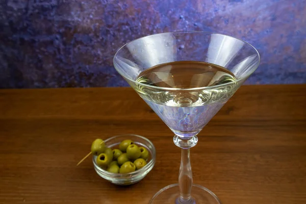 Witte Vermouth Een Martiniglas Met Olijven — Stockfoto