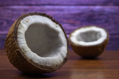 Hindistan cevizi tamamlayan bir nötr arka plan üzerinde