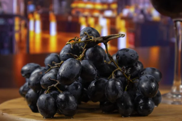 Monte Uvas Vermelhas Uma Mesa Madeira — Fotografia de Stock