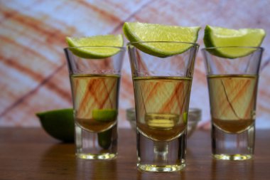 Altın Tekila shot ve limon dilimleri