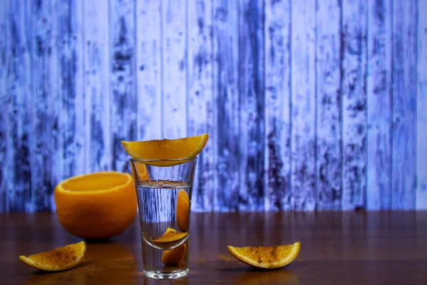 Schot Van Witte Tequila Met Stukjes Sinaasappel Kaneel — Stockfoto