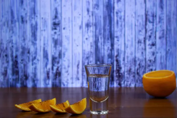 Schot Van Witte Tequila Met Stukjes Sinaasappel Kaneel — Stockfoto