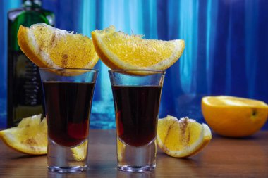 İrlandalı süt likör bardak ve tatlılar