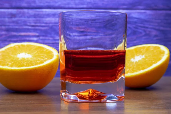 Liqueur Orange Rouge Dans Verre Roks Avec Une Coupe Orange — Photo