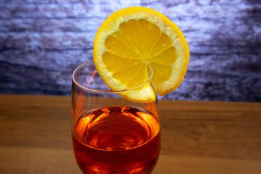 Bir bardak kırmızı şarap ile turuncu bir dilim için kokteyl Aperol Spritz