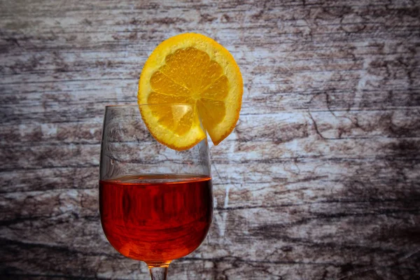 Коктейль Aperol Spritz Бокале Красного Вина Апельсиновым Ломтиком — стоковое фото