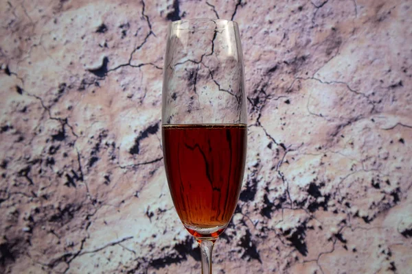 カクテル キール ロワイヤル カシス リキュールをシャンパン ガラス フルートで — ストック写真