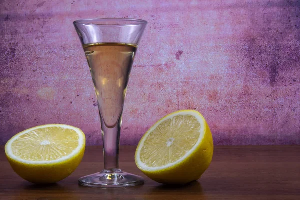 Лимонный Ликер Стакане Два Куска Нарезанного Лимона — стоковое фото