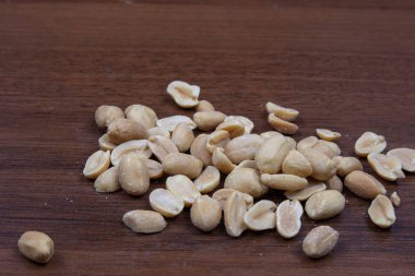 Ahşap masada tuzlu fıstık yakın yukarı