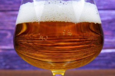 Zengin köpük ile hafif bira yakın