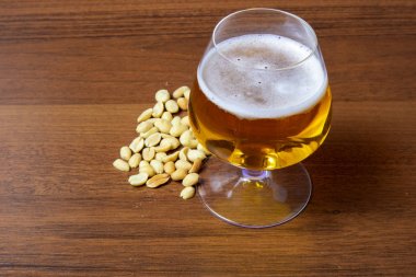 Cam ve tuzlu fıstık içinde hafif bira