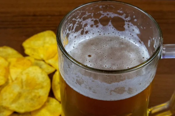 Vaso Cerveza Ligera Patatas Fritas Una Mesa Madera — Foto de Stock