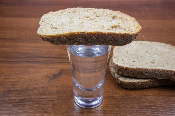 Vaso Vodka Pan Negro Rodajas Sobre Una Mesa Madera — Foto de Stock