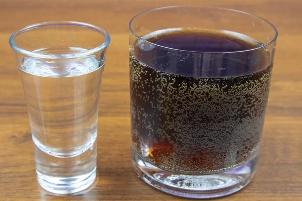 Vodka Cola Diversi Bicchieri Tavolo Legno — Foto Stock