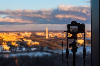 Kent manzaralı bir tripod ile fotoğraf çekimi