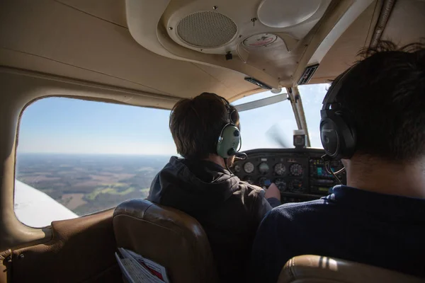 Pilot Fliegt Zum Ersten Mal Ein Flugzeug lizenzfreie Stockbilder