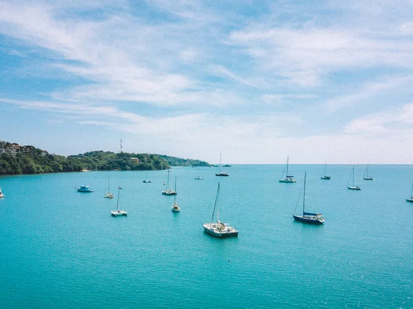 Deniz birçok küçük tekne ile havadan görünümü