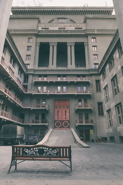 Anıtsal yapı, Erivan, Ermenistan ana girişinin önünde tezgah