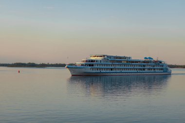 Volga nehri üzerinde turist teknesi