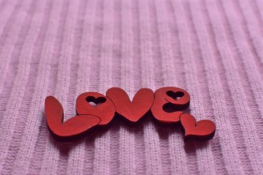 Kırmızı ahşap kelime 