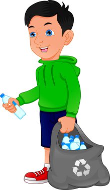 Elinde plastik şişelerle çöp toplayan genç bir çocuk.