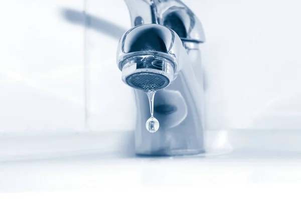 Wassertropfen Aus Dem Wasserhahn Aus Nächster Nähe — Stockfoto