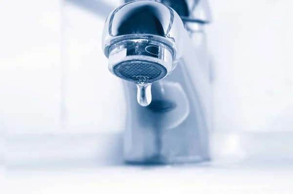 Undichter Wasserhahn Auf Weißem Hintergrund — Stockfoto