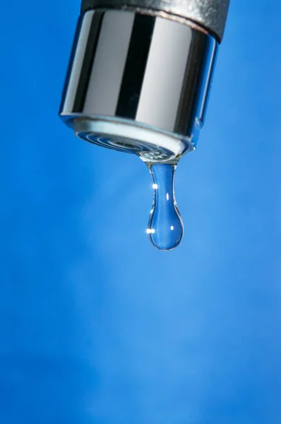 Torneira Moderna Gota Água Fundo Azul — Fotografia de Stock