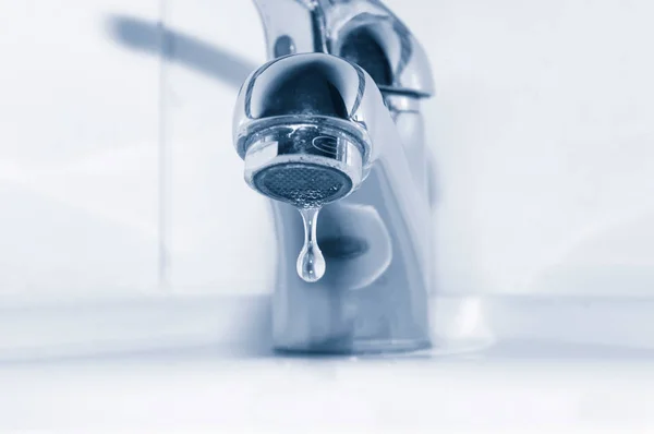 Grifo Con Gota Agua Cerca Fotos de stock libres de derechos