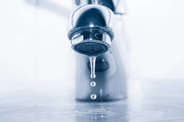 Wasserhahn Und Wassertropfen Nahaufnahme — Stockfoto