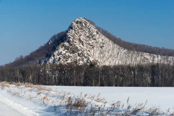 Montaña Pirámide Blanca Como Nieve Día Soleado Sombrero Mongol —  Fotos de Stock