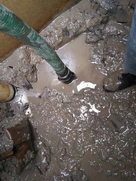 iyi bir lağım çukurunda bir kanalizasyon kanalizasyon onarım gece boru ekipman açık kanalizasyon septik tank, doldurdu 