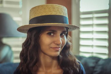 güneşli Studio bir yaz tatili için seyir şapkalı sevimli siyah kız genç