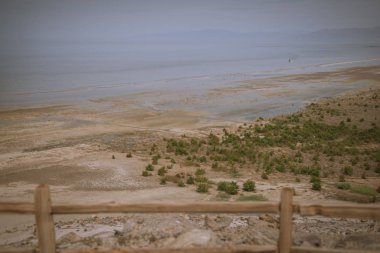 Çölde kum plaja giden su üzerinde gölde