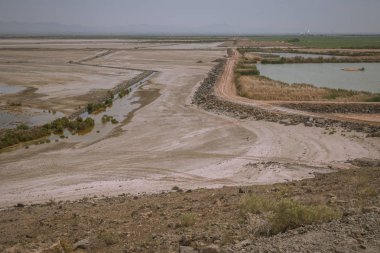 Vahşi bir taş Beach, bir su birikintisi turizm için yanındaki çölde bir yol arka plan