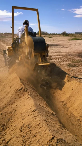 Traktor Pro Kopání Zákopů Příkopy Dlouho Hliněné Laických Potrubí Nebo — Stock fotografie