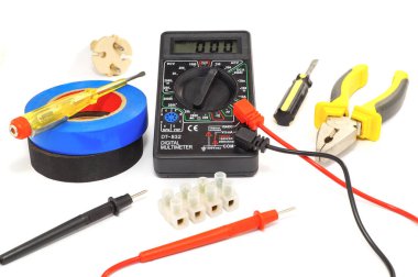 Elektrikçi, aynı zamanda beyaz arka plan üzerinde bağlayıcısıyla multimetre için araç kiti.