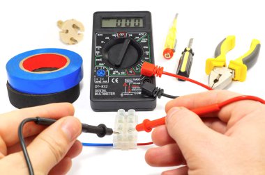 Elektrikçi, aynı zamanda beyaz arka plan üzerinde bağlayıcısıyla multimetre için araç kiti.