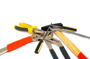 Araçlar, beyaz arka plan üzerinde izole birçok araç kümesi.