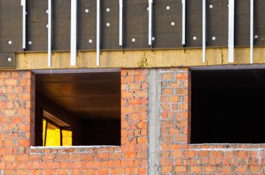 İnşaat ve bir tuğla ev kaplama cephe görünümü.