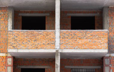 İnşaat ve bir tuğla ev kaplama cephe görünümü.